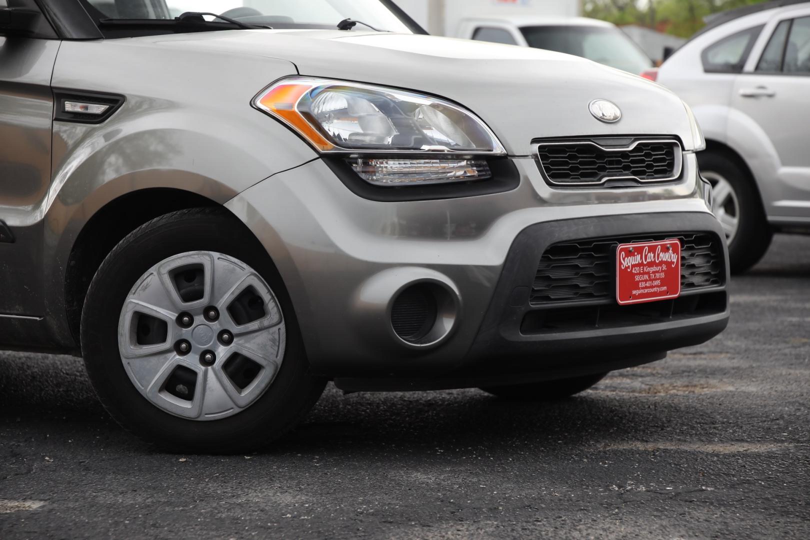 2013 GRAY KIA SOUL Base (KNDJT2A53D7) with an 1.6L L4 DOHC 16V engine, 5-SPEED MANUAL transmission, located at 420 E. Kingsbury St., Seguin, TX, 78155, (830) 401-0495, 29.581060, -97.961647 - Photo#2